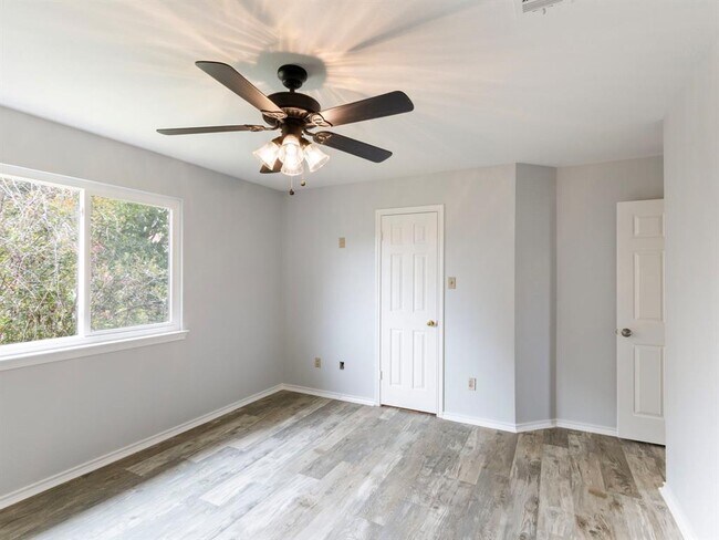 Building Photo - 410 Steeplechase Dr
