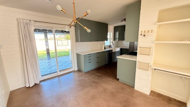 Building Photo - Mountain Views and Huge Yard