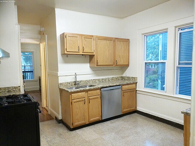 Building Photo - 4 Bedroom Duplex Close to Campus! - 6/1/26