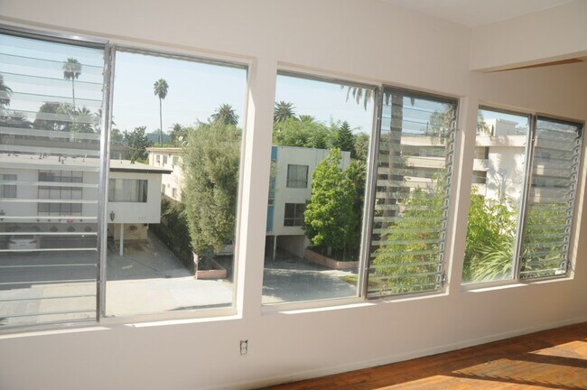 Living Room view - 556 Kings N Rd
