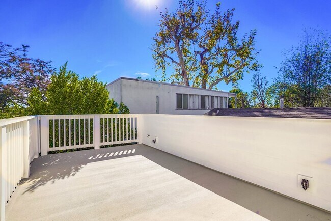 Building Photo - Beautiful 4 Bed/4 Bath Family Home w/pool - Upcoming and available at the end of April!