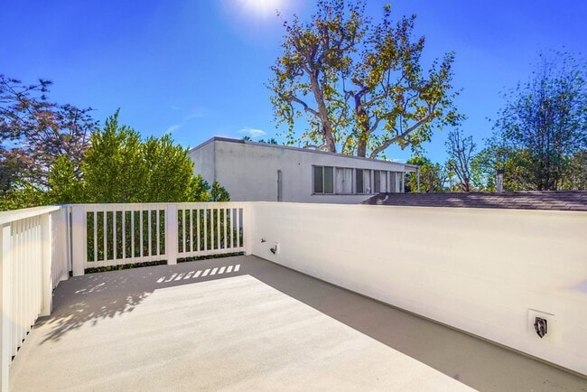 Building Photo - Beautiful 4 Bed/4 Bath Family Home w/pool Available Now!!