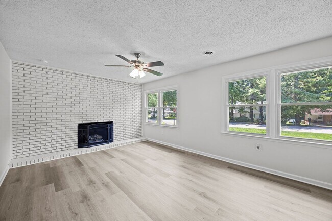 Building Photo - Fantastic Corner Lot, Updated 4 Bedroom Sp...
