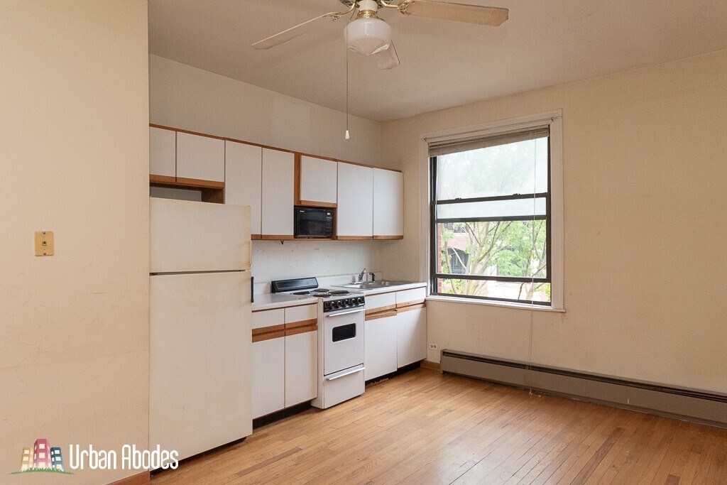 Building Photo - 633 W Barry Ave