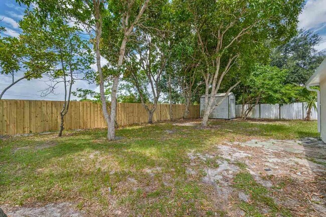 Building Photo - 2871 SE Hutchings Ave