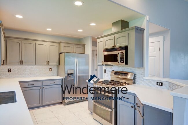 Building Photo - Modern 4 bed 2.5 Bath Home