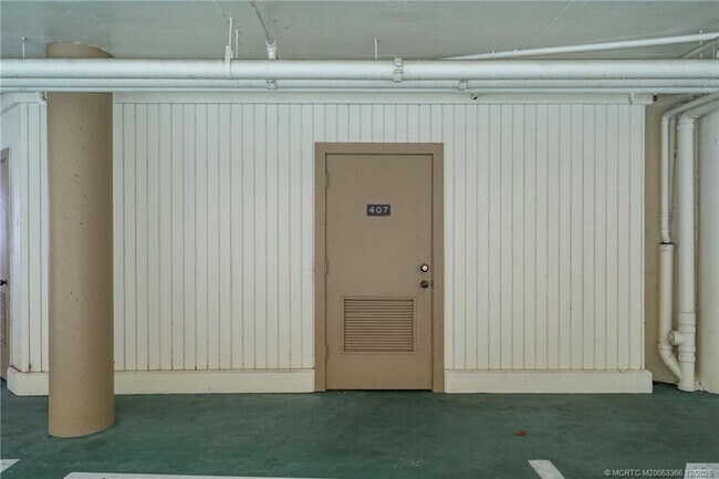 Building Photo - 221 NE Plantation Rd