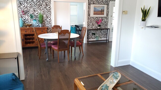 Building Photo - 1916 N Oliver Ave