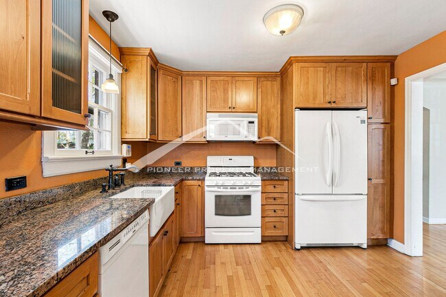 Building Photo - Beautiful Home With Central A/C and Enclosed Backyard