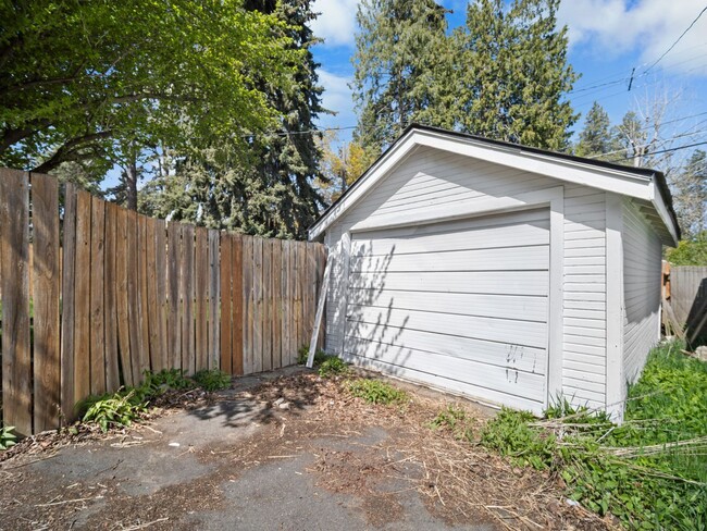 Building Photo - Spacious 4-Bedroom Home w/large Outdoor Sp...