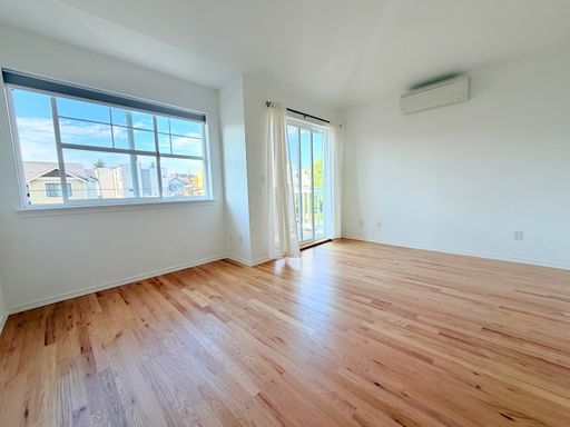 Building Photo - Lovely Ballard Townhome - Exceptional Location! AVAILABLE NOW!
