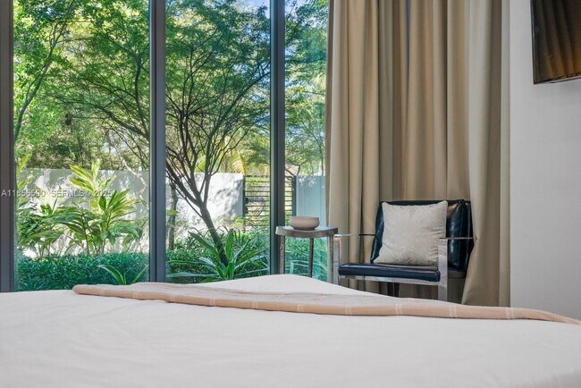 Building Photo - 2700 NE 18th St