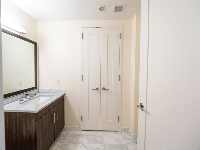 Building Photo - 583 Washington St