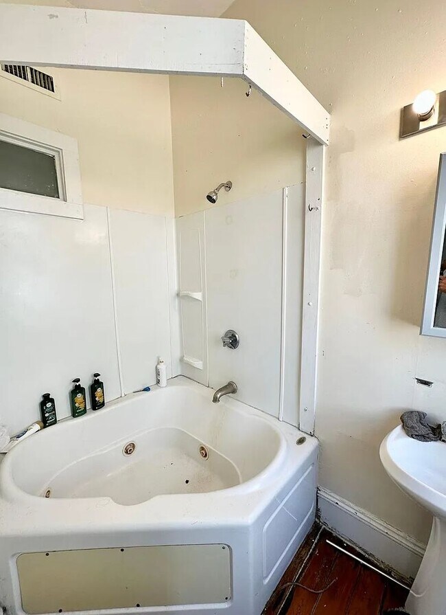 Building Photo - Huge 3 floors of living 8bed 3.5 bath rental on Highgate St in Allston