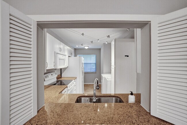 Building Photo - 2906 SW 21st Terrace