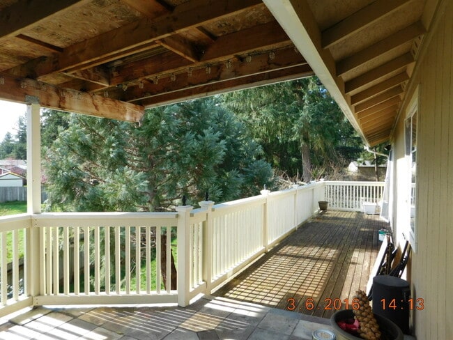 Building Photo - Beautifully Custom Updated 3BD/1.5BA Home ~ Gorgeous Kitchen & Master Bedroom!