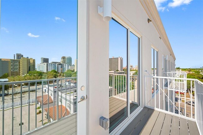 Building Photo - 644 3rd Ave S