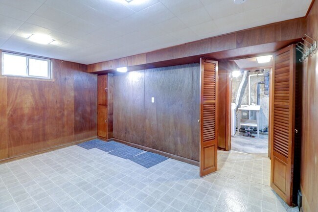 Building Photo - 602 S Mattis Ave