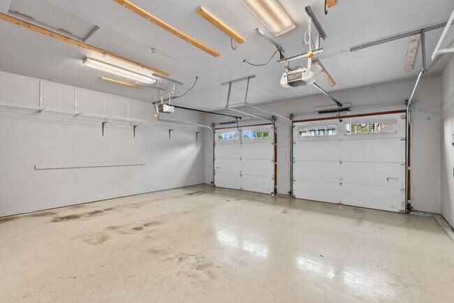 Building Photo - Air Conditioned Newcastle Beauty in Covete...