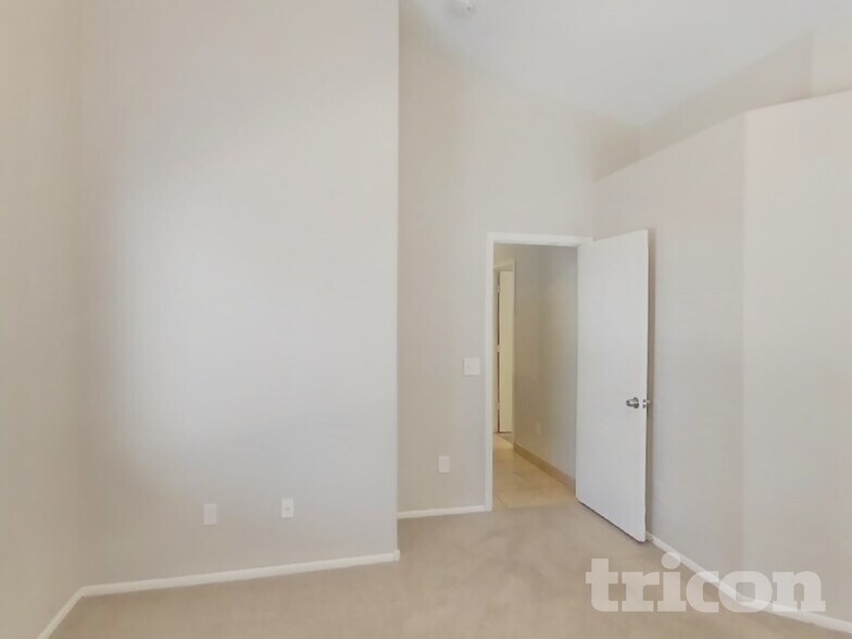 Building Photo - 10446 W Orange Dr