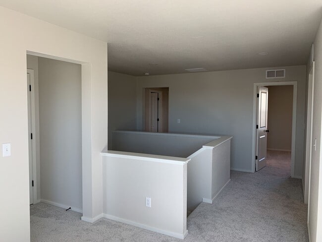 Building Photo - Exquisite 4 Bed 2.5 Bath Single Family Home with 3-car garage