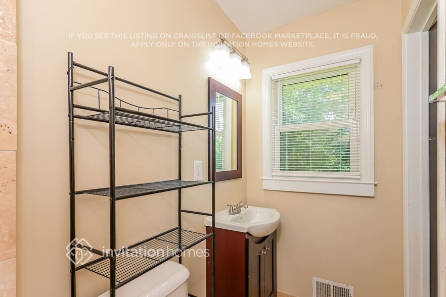 Building Photo - 1814 Flintwood Dr SE
