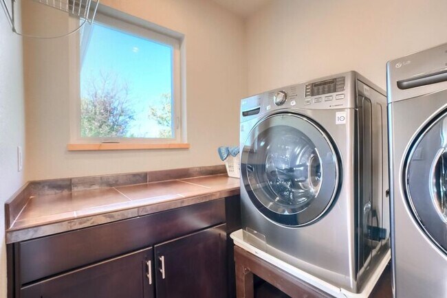 Building Photo - 2421 Rose Ct