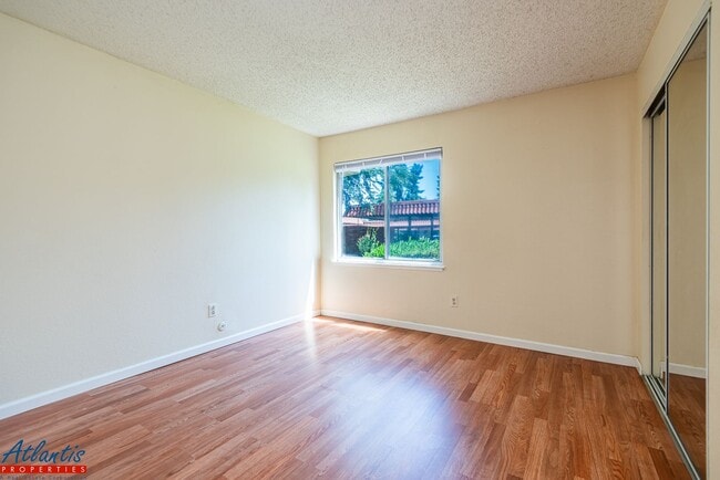 Building Photo - Lovely & Spacious Condo | New Appliances | Private Patio