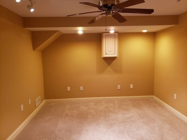 Building Photo - Johns Creek Beauty
