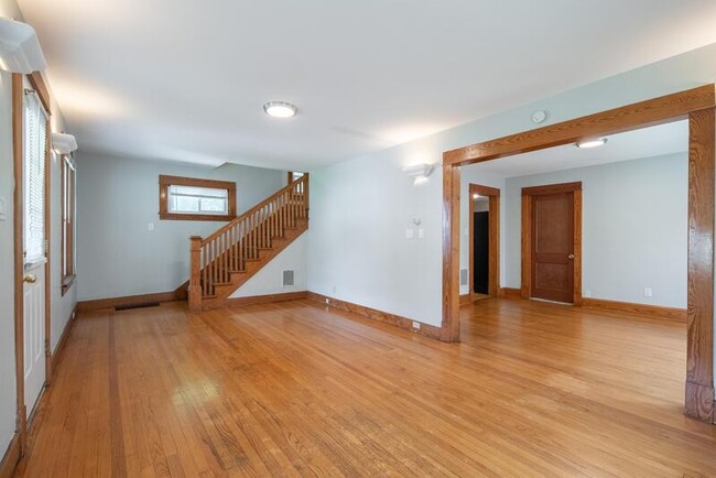 Building Photo - 614 Hoosick St
