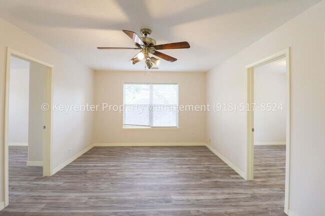 Building Photo - 4 Bed | 2 Bath in Broken Arrow!