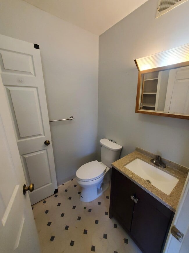 Building Photo - 620 Manatawny St