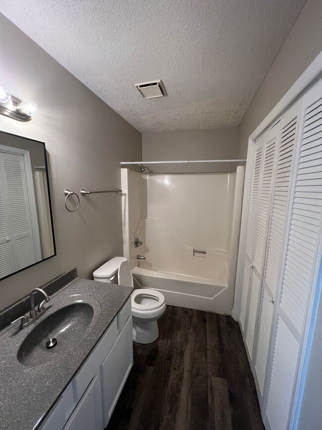 Building Photo - Upgraded 2 Bedroom Duplex (Monroe/Historic District)