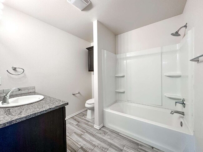 Building Photo - 3/2/2 Home in Windstone!