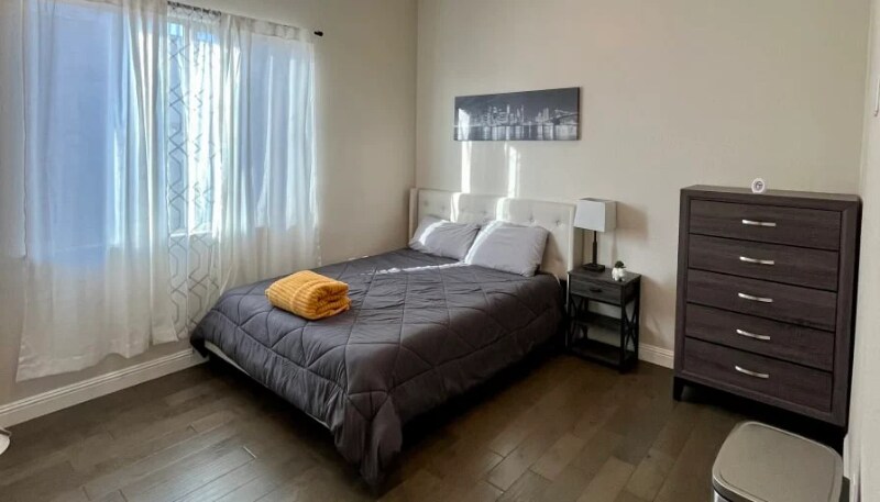 Primary Photo - 54 Villa St