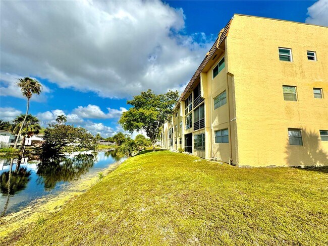 Building Photo - 8305 Sunrise Lakes Blvd