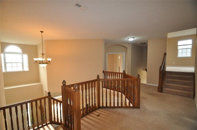 Building Photo - 2556 Diamond Lake Dr