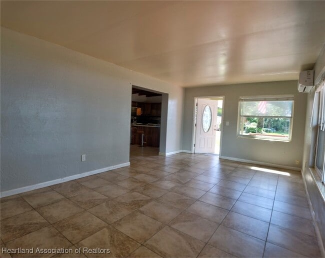 Building Photo - 2175 Lakeview Dr