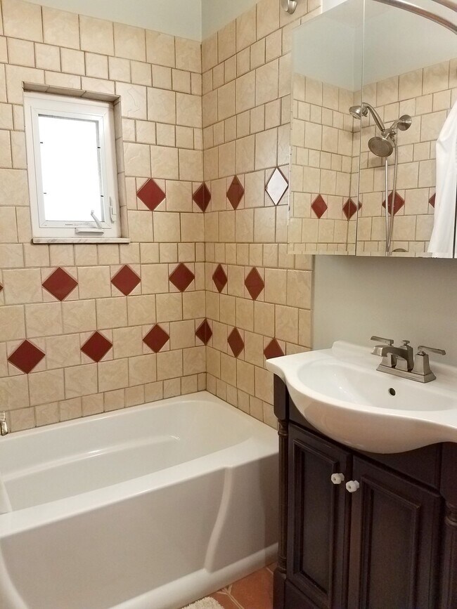 Building Photo - 3 Bedroom, 2 Bathroom in Squirrel Hill- Hardwood Floors and Stainless Appliances