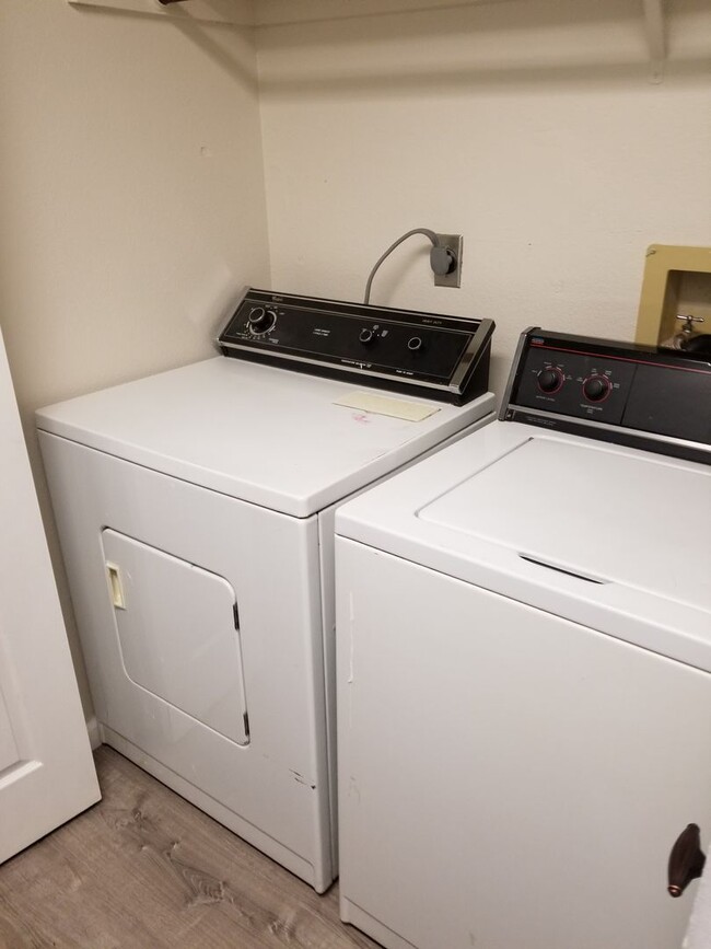 Building Photo - Centrally Located Condo in Nice Complex