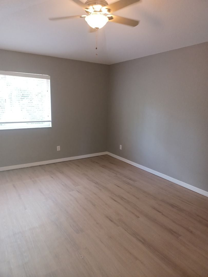 Building Photo - Townhouse with Amenities Galore: 3 BR / 2.5 Bath In The Colonnade Community