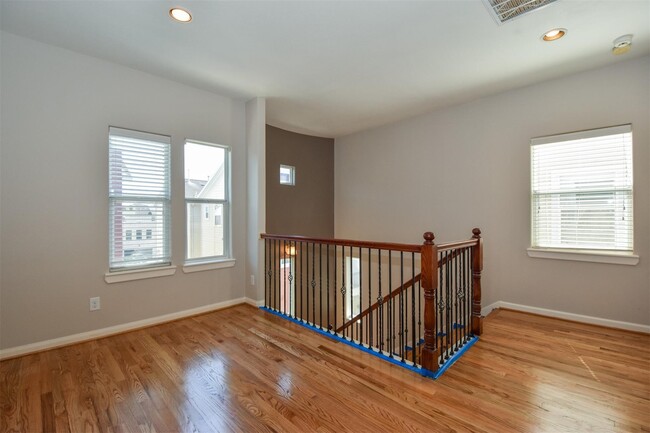 Building Photo - 1141 W 24th St