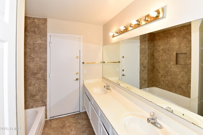 Building Photo - 1360 N Brentwood Pl