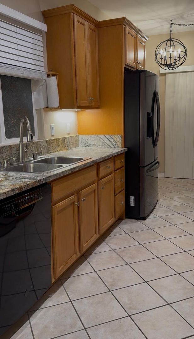 Building Photo - Charming Home Just Minutes from the Beach!