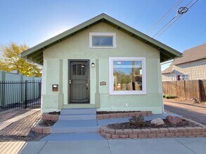 Building Photo - 1 Bedroom Home Available Near Colorado Ave & S 10th St!