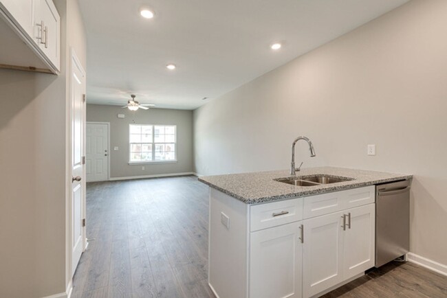 Building Photo - Lovely Townhome in Columbia!