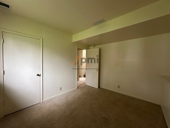 Building Photo - 705 Carla Dr