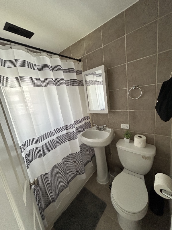 Building Photo - 3034 W Montrose Ave