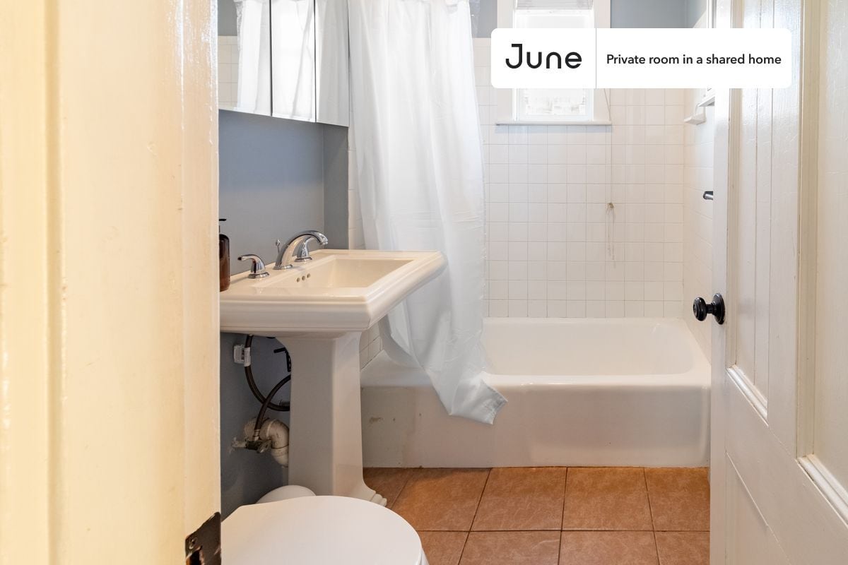 Building Photo - Room in Shared 4 bed/1 bath home in Roxbury