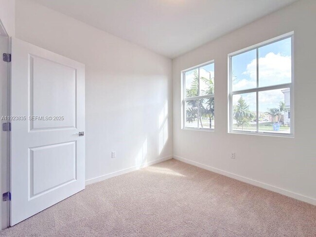 Building Photo - 196 NE 13th Ave